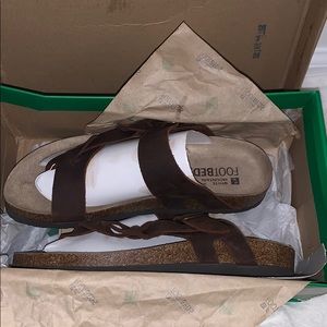 White mountain foot beds flat Sandals